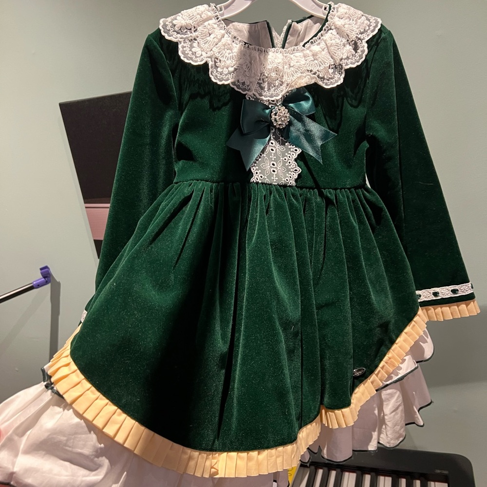 Elegant green velvet holiday dress. Size 5, worn once.